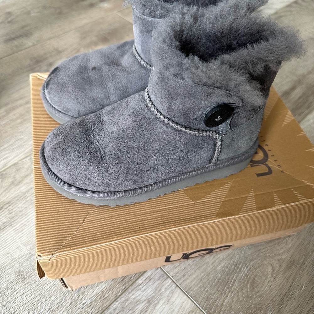 UGG Mini Bailey Button kids size 12